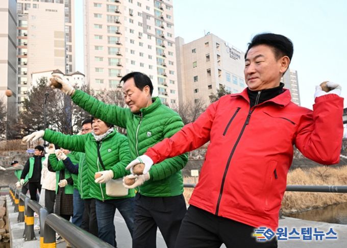 2월 21일 의정부시 새마을회(회장 조상권)가 경전철 동오역 인근에서 수질 개선을 위한 EM 흙공 던지기 활동을 실시하고 있다.
