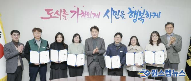 자격증을 취득한 직원들