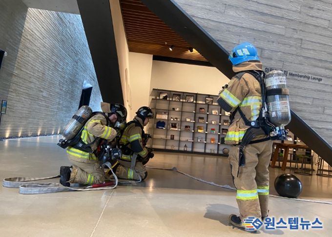 미술관 내 진압 시뮬레이션