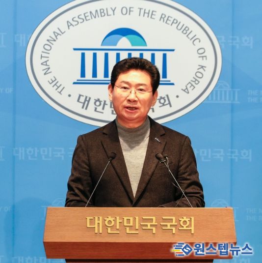 24일 국회 소통관에서 이상일 시장이 기자회견을 하고 있다