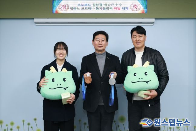 이상일 시장과 동계올림픽 메달리스트인 김상겸, 유승은 선수가 24일 시장실에서 기념사진 촬영을 하고 있다.