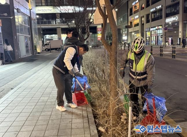 이현재 하남시장이 지난 21일 저녁 미사문화거리에서 시 소속 환경공무관들과 함께 빗자루를 들고 야간 청소 정화 활동을 펼치고 있다.