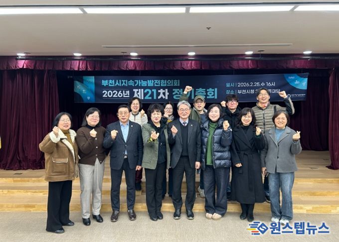 유공자 시상자들이 단체 기념사진을 찍고 있다.