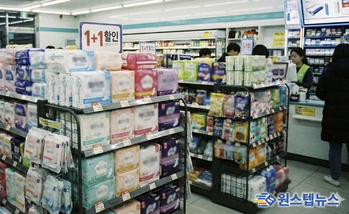 편의점에 진열된 여성 생리용품 (AI 생성 이미지). 부천시는 여성청소년 생리용품 보편지원 사업을 전면 시행할 예정이다.