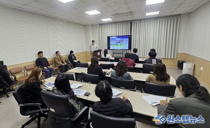 스마트도시 실무자들이 26일 도시정보센터 회의실에서 ‘AI 데이터 플랫폼’ 교육을 듣고 있다.