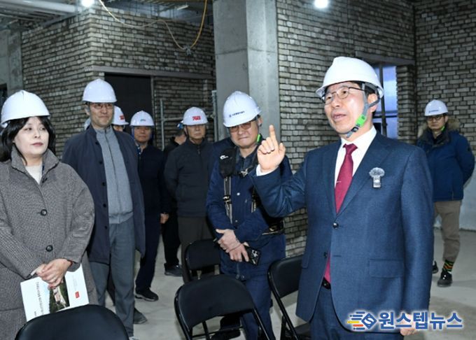 구리시립노인전문요양원 증축 공사 현장에 대해 보고받는 백경현 구리시장