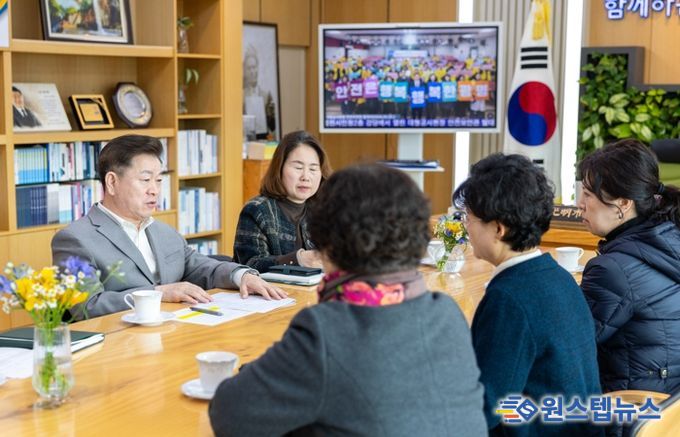 박승원 광명시장이 지난 2월 26일 시장실에서 열린 아이돌보미들과 간담회에서 현장의 애로사항을 청취하고 있다.