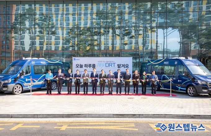 이재준 수원시장(오른쪽 2번째)을 비롯한 개통식 참석자들이 새빛 디알티(DRT)에 시승하고 있다.