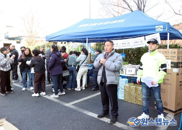 이재식 수원특례시의회 의장이 세류3동 정월대보름 척사대회에서 주민들에게 인사말을 하고 있다.