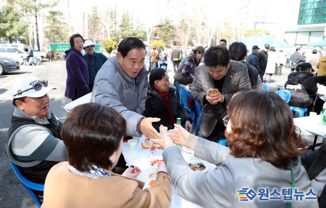 이재식 수원특례시의회 의장이 권선2동 정월대보름 척사대회에 참석해 주민들과 인사를 나누고 있다.