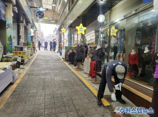 연천군보건의료원, “말라리아, 유충부터 잡는다”… 해빙기 유충구제 실시