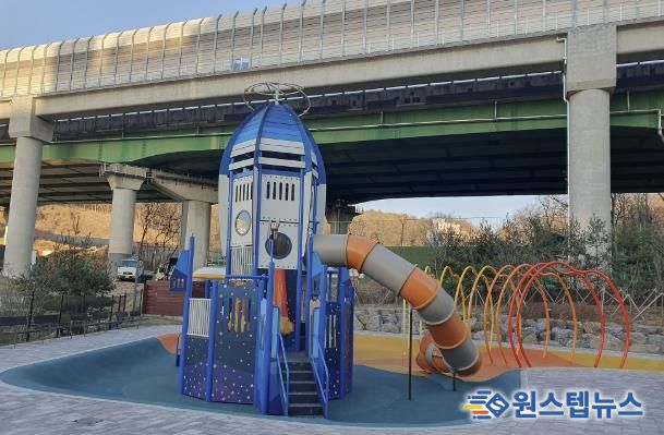 신규로 조성된 부곡동 물놀이장에 보호자가 땡볕을 피할 그늘막이 전무한 모습