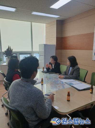 시 관계자가 고양교육지원청과 고등학생 원거리 통학 문제를 논의하고 있다.