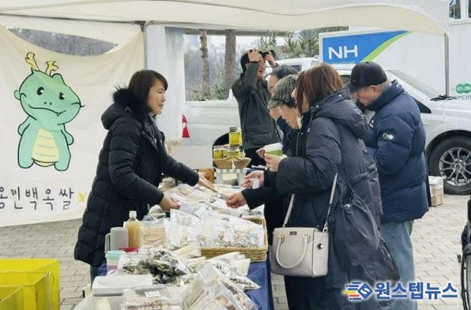 용인특례시가 13일까지 2026 로컬푸드 직거래장터 참여 농가를 모집한다. 사진은 3월 1일 용인FC의 개막전이 열린 용인미르스타디움에 마련한 직거래장터 모습