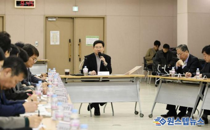 3일 수지구청에서 열린 현장 간부 공무원 회의에 참석한 이상일 시장이 발언하고 있다