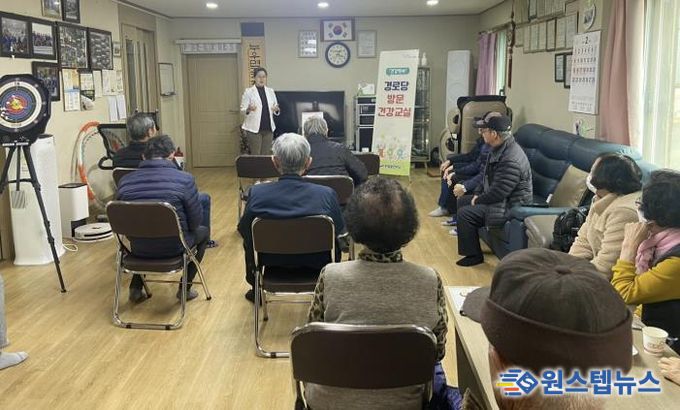 안산동 소재 경로당에서 '찾아가는 건강백세 경로당 방문건강교실'이 진행되고 있다.