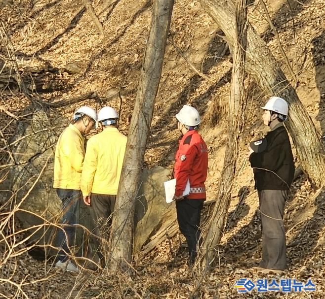 윤성진 제1부시장이 정남면 산사태 취약지역에서 관계 공무원들과 함께 사면 상태를 점검하고 있다.