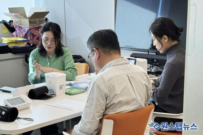 과천시 보건소가 관내 기업에서 진행한 '찾아가는 모바일 헬스케어' 모습