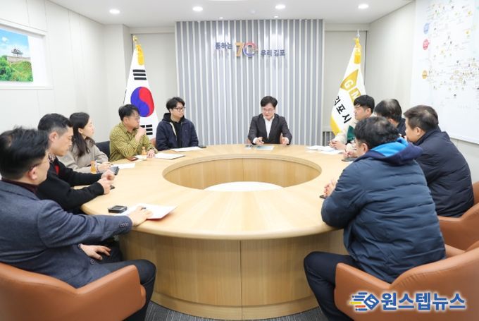 김병수 시장이 3일 서울지하철 5호선 국회국민청원에 힘쓴 시민들을 만났다. 시민들은 이날 김병수 시장에게 ‘서울 지하철 5호선 연장 관련 시민 의견 전달서’를 건넸고, 김병수 시장은 오는 4일 정부 관계자를 만나 청원서를 전하며 5호선 예타통과에 대해 적극 어필할 각오다.