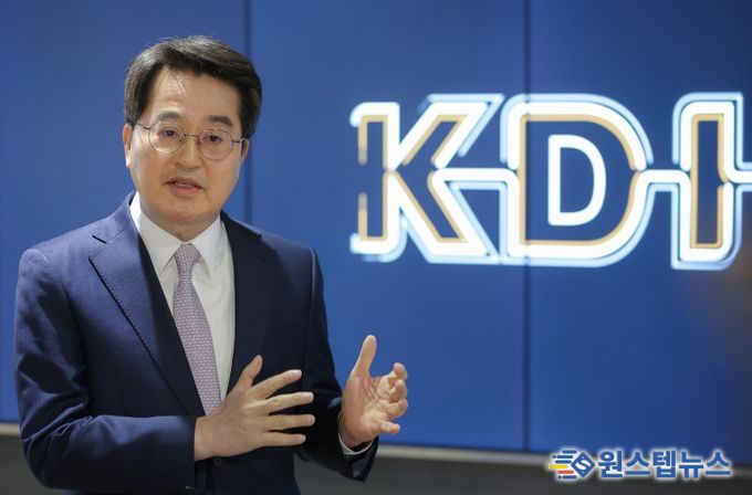 세종시 한국개발연구원에서 열린 재정사업평가 분과위원회 참석을 마치고 내용을 설명하는 김동연 지사