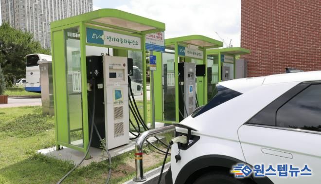 과천시청 전기차 충전구역에서 충전중인 차량 모습