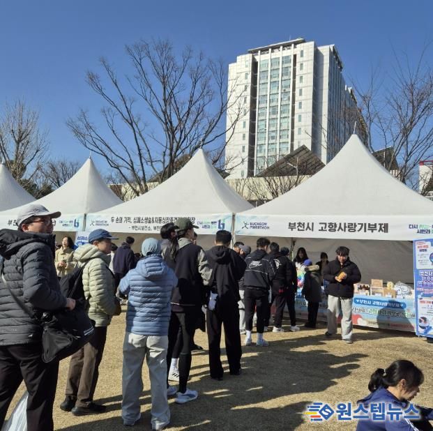 방문객들이 홍보부스 이벤트 참여를 위해 줄을 서고 있다.