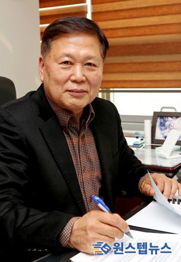 이영인 수원도시공사 사장이 업무를 살피고 있다.(사진=수원도시공사 제공)