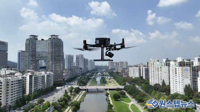 탄천 하늘을 날고 있는 성남시 드론 모습