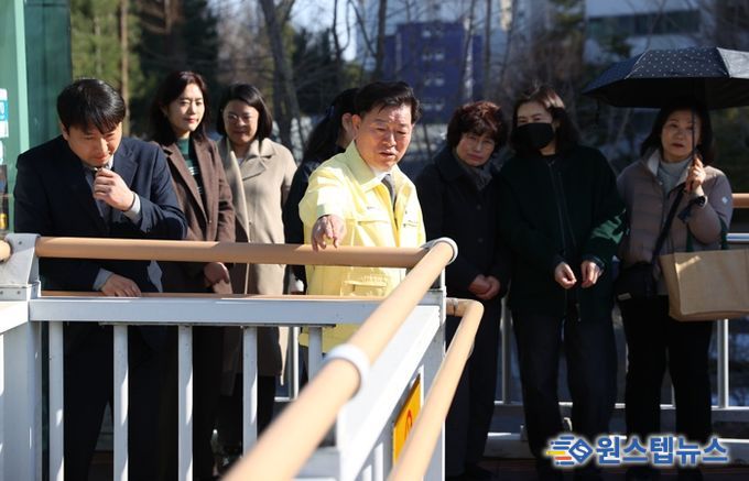 박승원 광명시장이 지난 13일 보수 및 보강공사가 완료된 햇무리 육교를 찾아 현장을 둘러보고 있다.