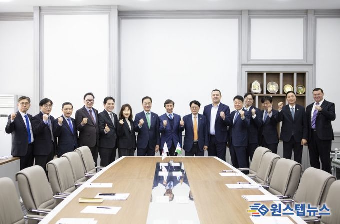 우즈벡 상공회의소 관계자들과 기념사진을 촬영하고 있는 평택시 방문단.