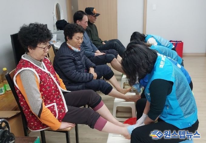 바르게살기운동 동삭동위원회, 경로당 찾아 손발 케어와 이미용 봉사