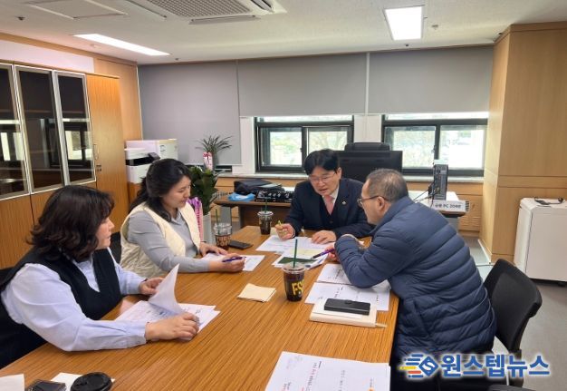 22기 정책위원회 간담회를 진행하고 있는 김용일 정책위원장