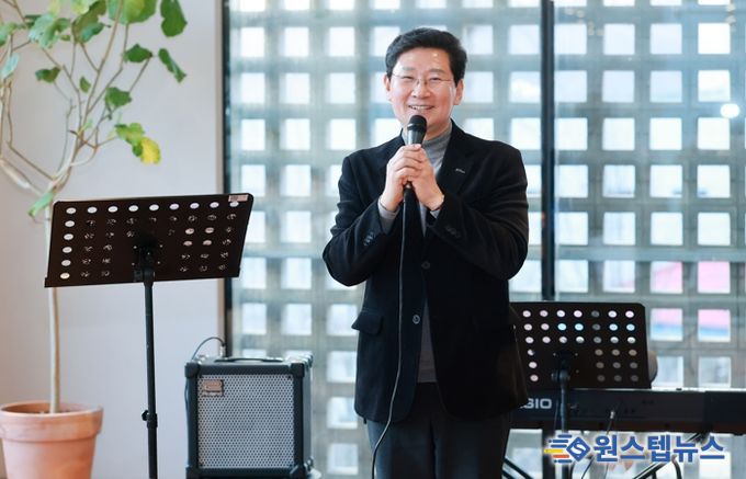 이상일 용인특례시장이 21일 민주평화통일자문회의 용인시협의회 자문위원과 함께하는 봄맞이 음악회에 참석해 인사말 하고 있다