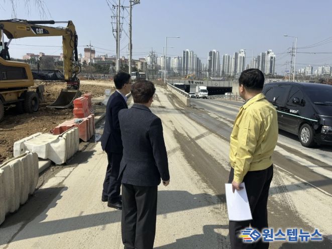 25일 박승삼 시흥시 부시장이 자연재난에 선제적으로 대응하기 위해 정왕지하차도를 점검하고 있다