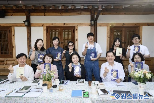 이재준 수원시장이 공직자들과 독서 학습 프로그램에 참여하고 있다.