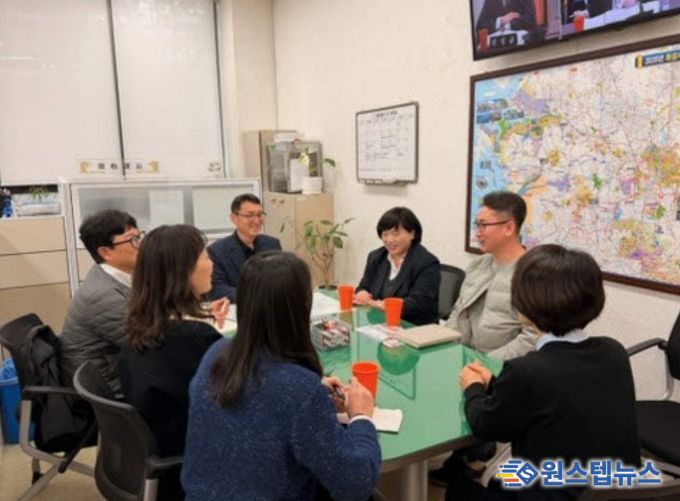 화성특례시 체납관리단 담당부서 공무원과 세종특별자치시 소속 공무원들이 3월 18일 화성시청에서 체납관리단 벤치마킹 시간을 갖고 있다