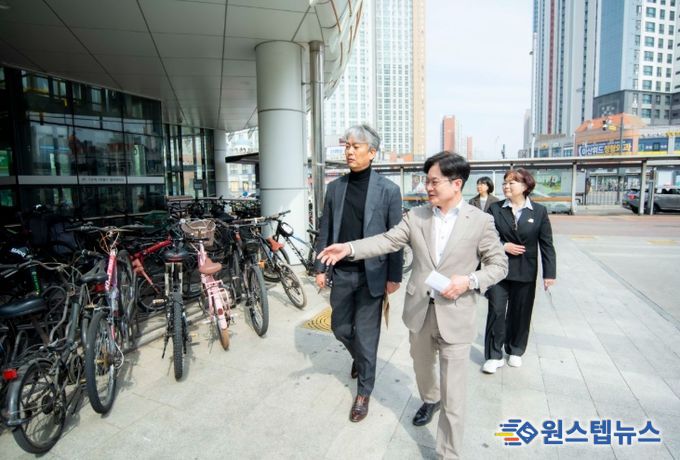 김병수 시장이 24일 현장행정을 통해 공유자전거 및 전동킥보드 관리 현황을 살피고 있다.