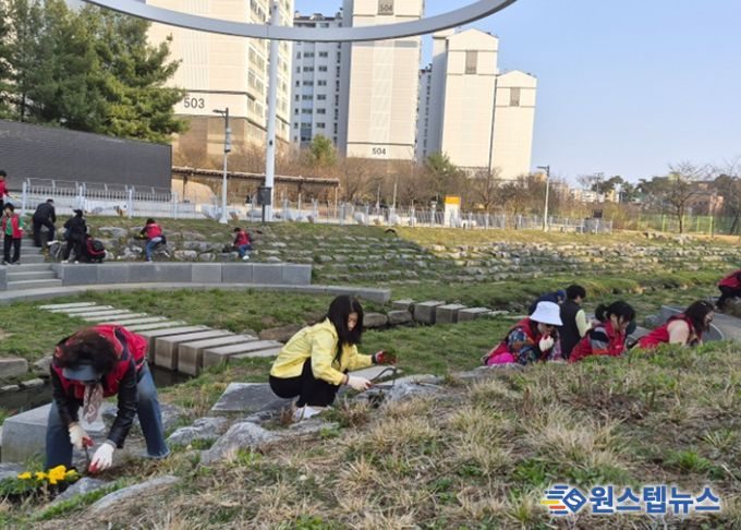 광명시 소하1동 행정복지센터와 통장협의회는 지난 25일 한내근린공원 일원에서 기후위기 대응을 위한 ‘우리 마을 꽃 심기’행사를 추진했다.
