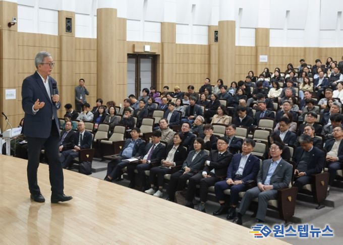 강남훈 기본사회위원회 부위원장이 화성특례시 공직자를 대상으로 기본사회 특강을 진행하고 있다
