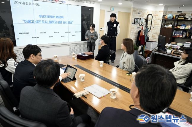 이민근 안산시장이 26일 안산시청에서 열린 '한양대학교 ERICA 대학생 안산시 정책개발 교과과정(청년대로) 발표회'에서 학생들의 발표를 듣고 있다.