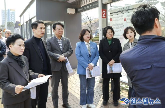 안산시의회 도시환경위원회가 지난 26일 한양대정문 버스정류소를 방문해 버스정류소 개선공사 추진 현황을 점검했다. 사진은 이날 현장활동의 모습.