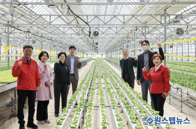 안산시의회 기획행정위원회가 지난 26일 제302회 임시회 중 현장활동을 실시했다. 사진은 이날 기획행정위원회 위원들이 ‘안산팜 영농조합법인’을 방문한 모습.