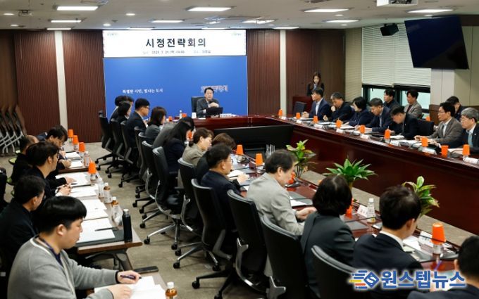 정명근 화성특례시장이 26일 시정전략회의에서 종량제 봉투 불안 사태에 대한 대책을 긴급 지시하고 있다.