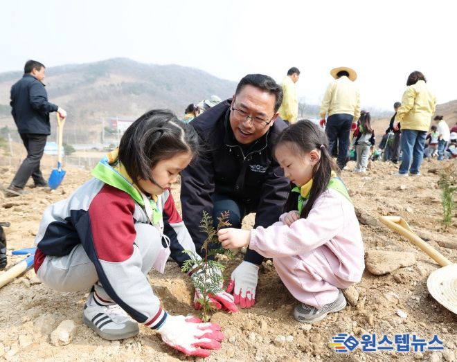 제81회 식목일 기념 나무심기 행사에 동참했다.