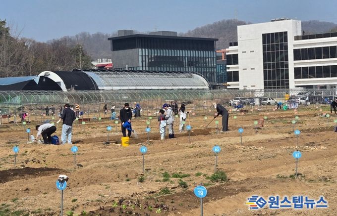 광명시 하안동 밤일마을에 자리한 시민주말농장에서 시민들이 땅을 가꾸고 있다.