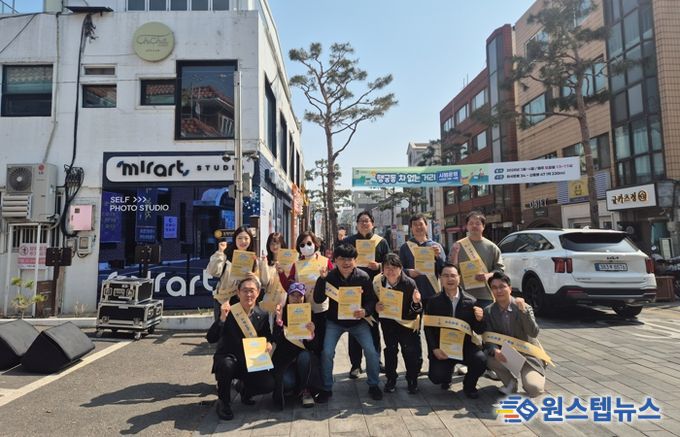 수원시·행궁동 지역상생협의체 관계자들이 지역상생구역 홍보 캠페인을 펼치고 있다.