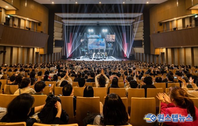 28일 용인포은아트홀에서 이상일 시장은 '그림과 스토리가 있는 음악회' 해설자로 참여했다