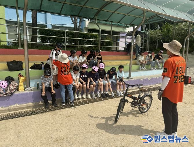 학교 운동장에서 학생들이 자전거 보호장구 착용 요령 교육을 받고 있다.