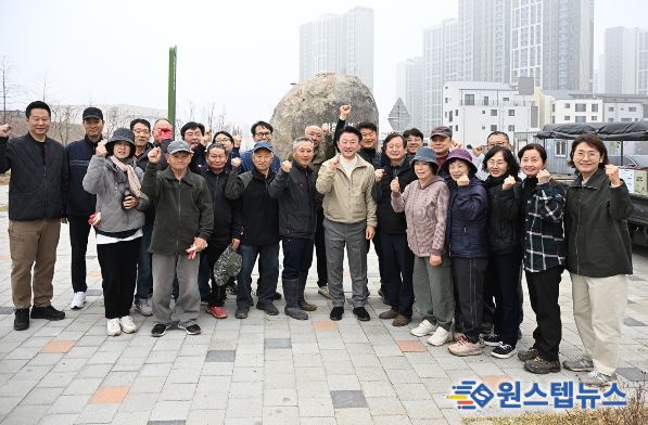 의정부시는 3월 28일 산곡동 독바위문화공원(산곡동 795번지)에서 자원봉사자들과 함께 수국 식재를 진행했다.