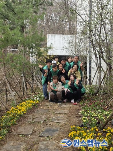 광명시 광명5동 새마을지도자협의회와 부녀회는 30일 봄맞이와 식목일을 기념해 비올라와 팬지 등 봄꽃 600그루를 심었다.